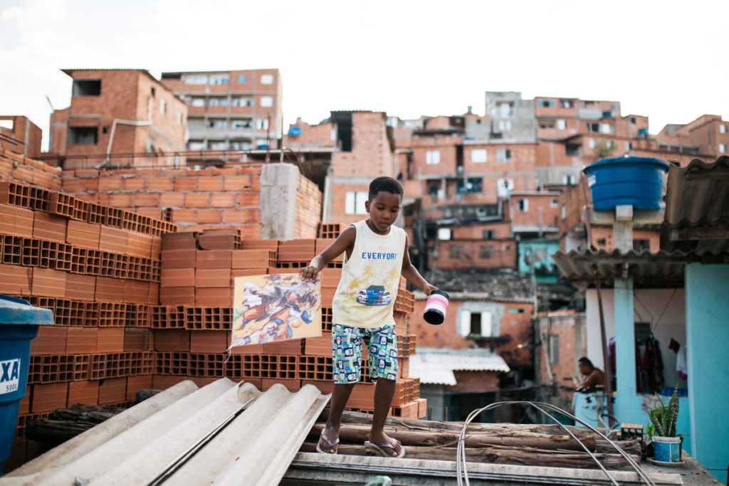 Les cerfs-volants dans la favela de Paraisopolis