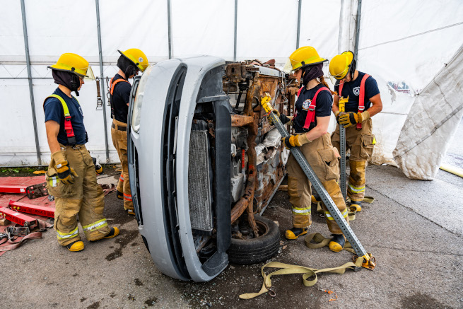 pompiers étudiants s'entraînant avec une voiture accidentée