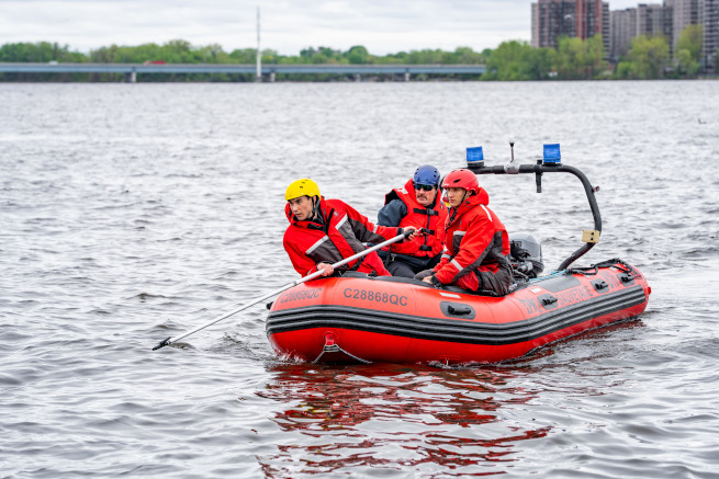 pompiers étudiants dans un zodiac