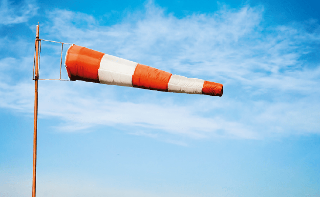 manche à air rayée orange et blanc, tendue par le vent